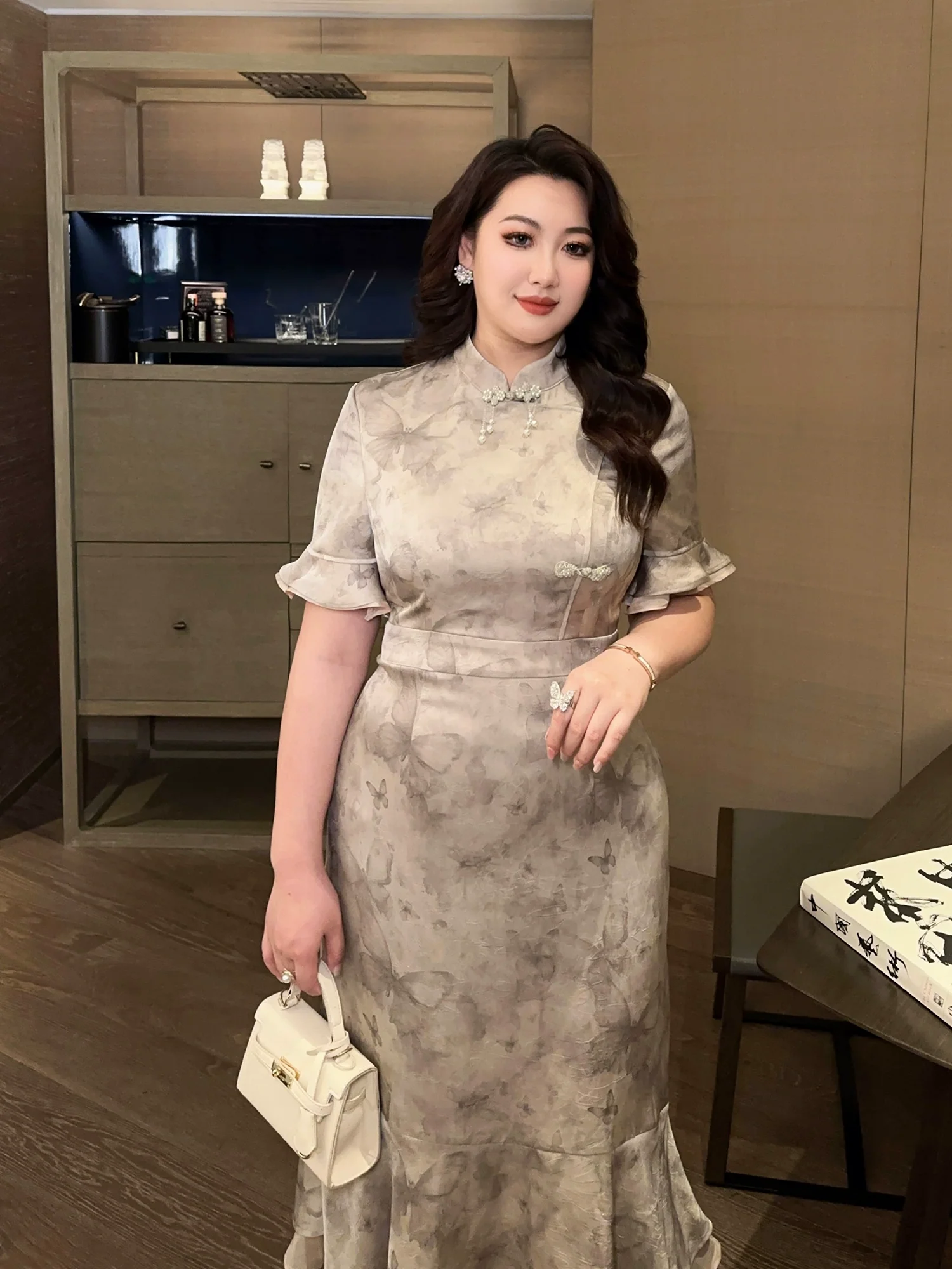 Yue E' 月蛾 Moon Moth Plus Size Modernized Pearl Trumpet Skirt Butterfly Sleeve Qipao - Image 4