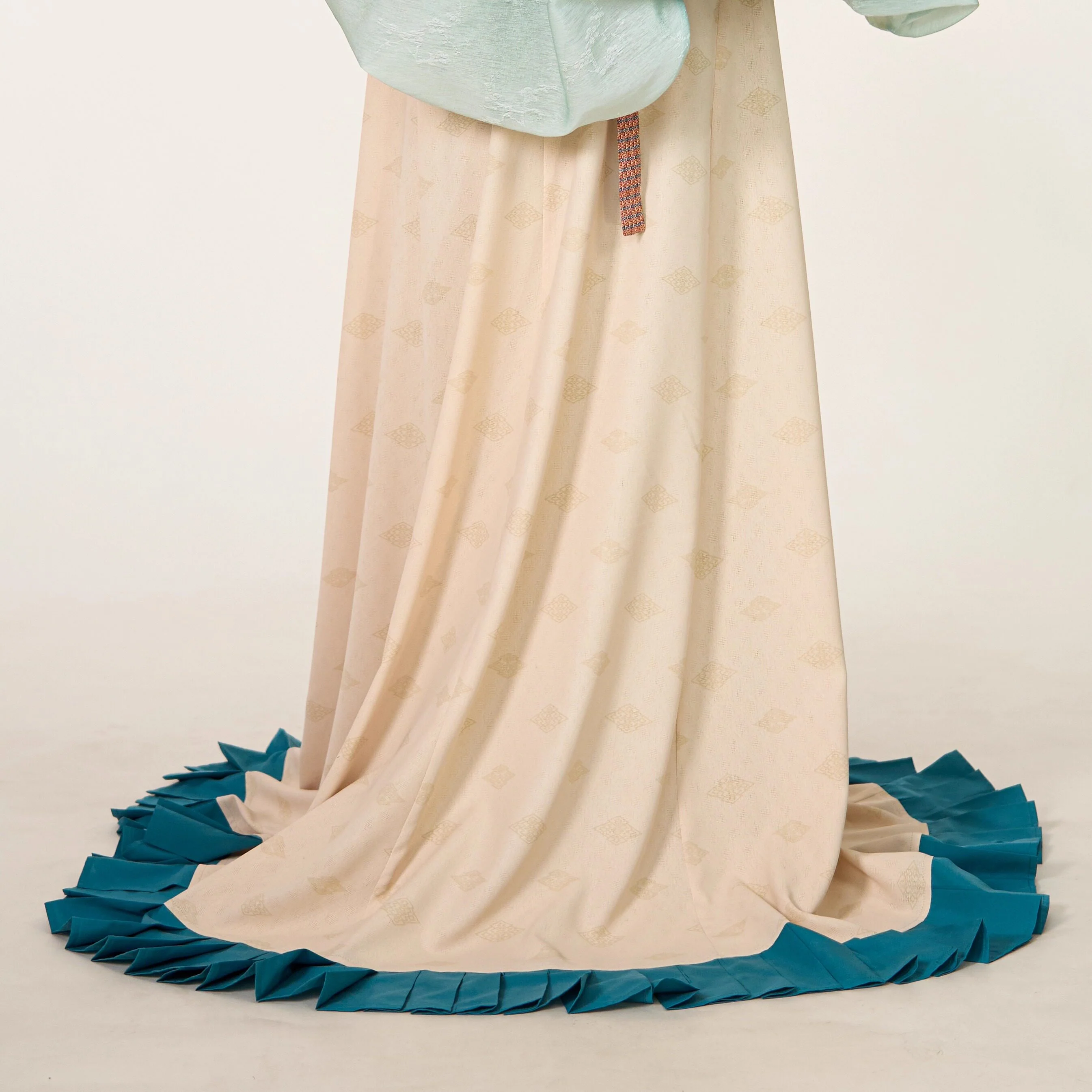 Yunyou 云游 Wandering Clouds Eastern Han Restoration Ruffled Hem Jacquard Yaolan Ru Top & Poqun Skirt Set - Image 9