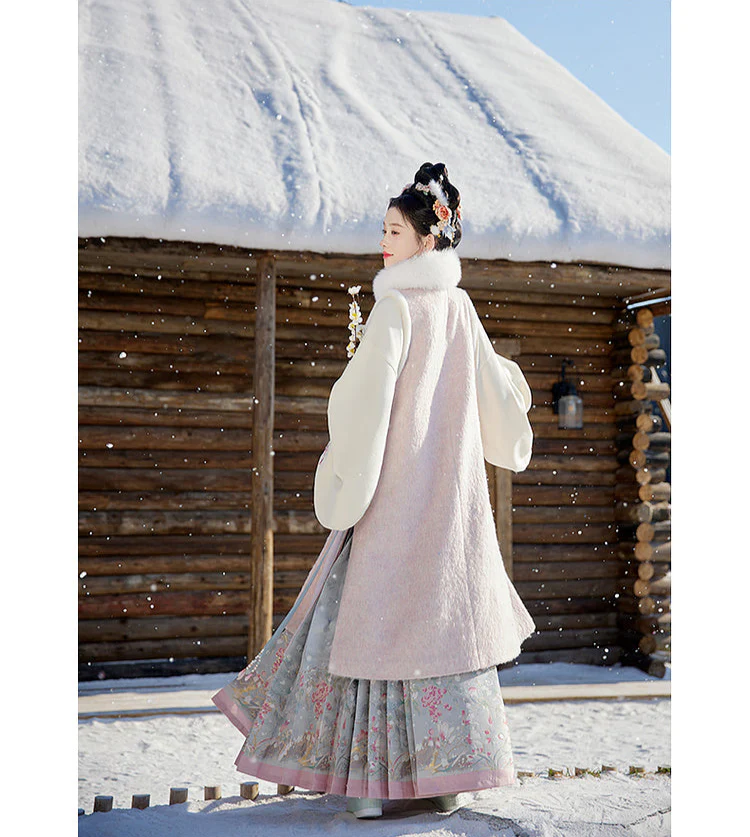 Zhu Xue 煮雪 Boiling Snow Ming Dynasty Winter Fur Bijia Vest & Mamian Skirt Set - Image 10