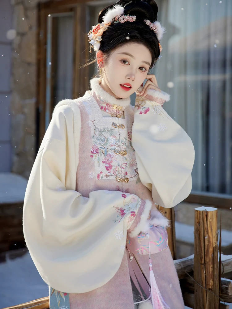 Zhu Xue 煮雪 Boiling Snow Ming Dynasty Winter Fur Bijia Vest & Mamian Skirt Set - Image 3