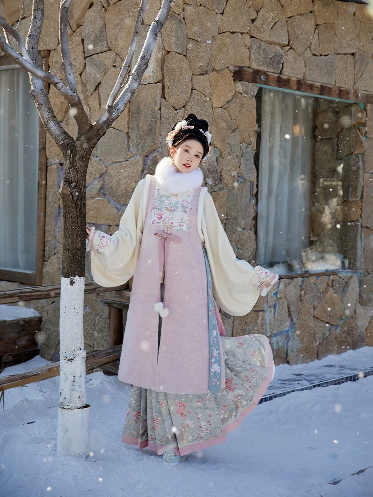 Zhu Xue 煮雪 Boiling Snow Ming Dynasty Winter Fur Bijia Vest & Mamian Skirt Set - Image 4