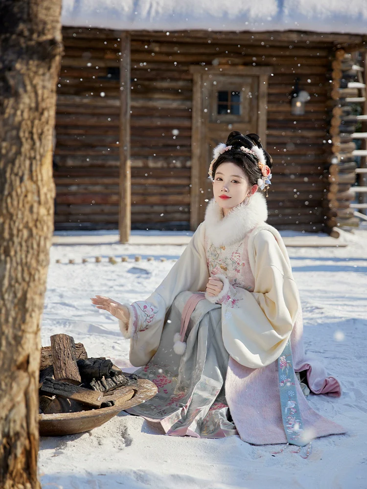 Zhu Xue 煮雪 Boiling Snow Ming Dynasty Winter Fur Bijia Vest & Mamian Skirt Set - Image 5