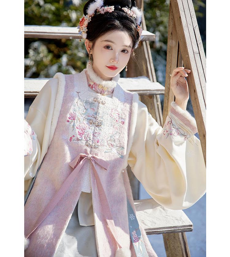 Zhu Xue 煮雪 Boiling Snow Ming Dynasty Winter Fur Bijia Vest & Mamian Skirt Set - Image 7