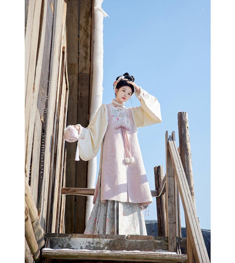 Zhu Xue 煮雪 Boiling Snow Ming Dynasty Winter Fur Bijia Vest & Mamian Skirt Set - Image 8