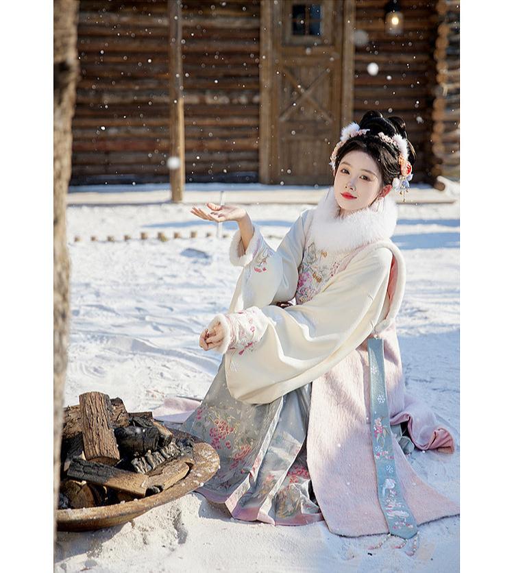 Zhu Xue 煮雪 Boiling Snow Ming Dynasty Winter Fur Bijia Vest & Mamian Skirt Set - Image 9